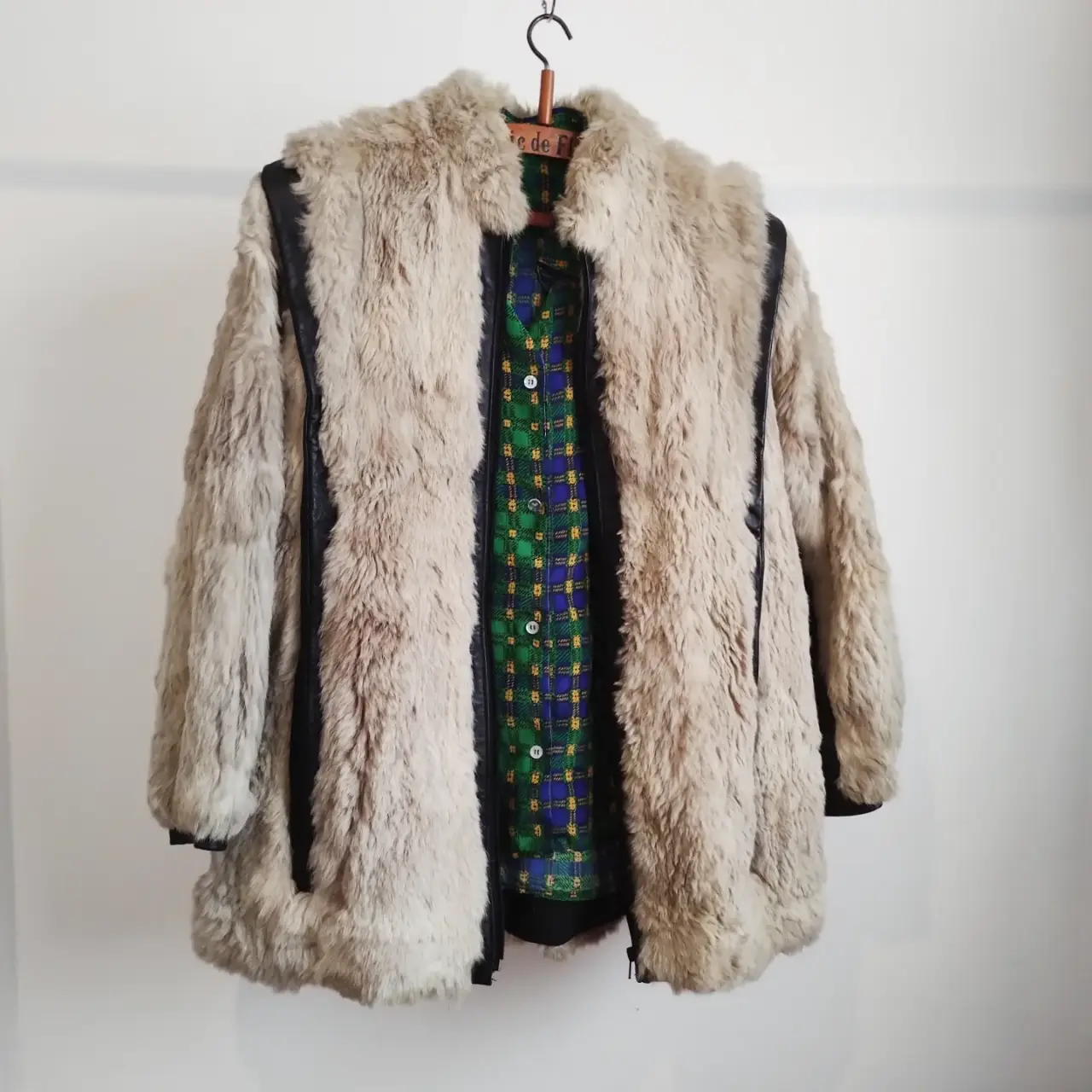 Tapado de piel y cuero legitimos con detalles en negro. Ideal para un look vintage y abrigado. Perfecto para el invierno. cierre y bolsillos. tiene un circulito sin pelo que no se nota casi (ver foto). talle M/L
