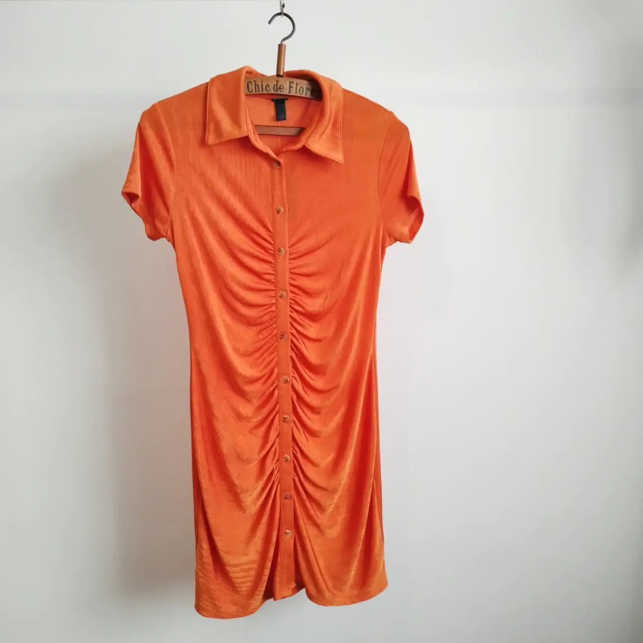Vestido mini naranja con botones y fruncido. Ideal para un look casual y moderno. corto y de tela fina y elastizada