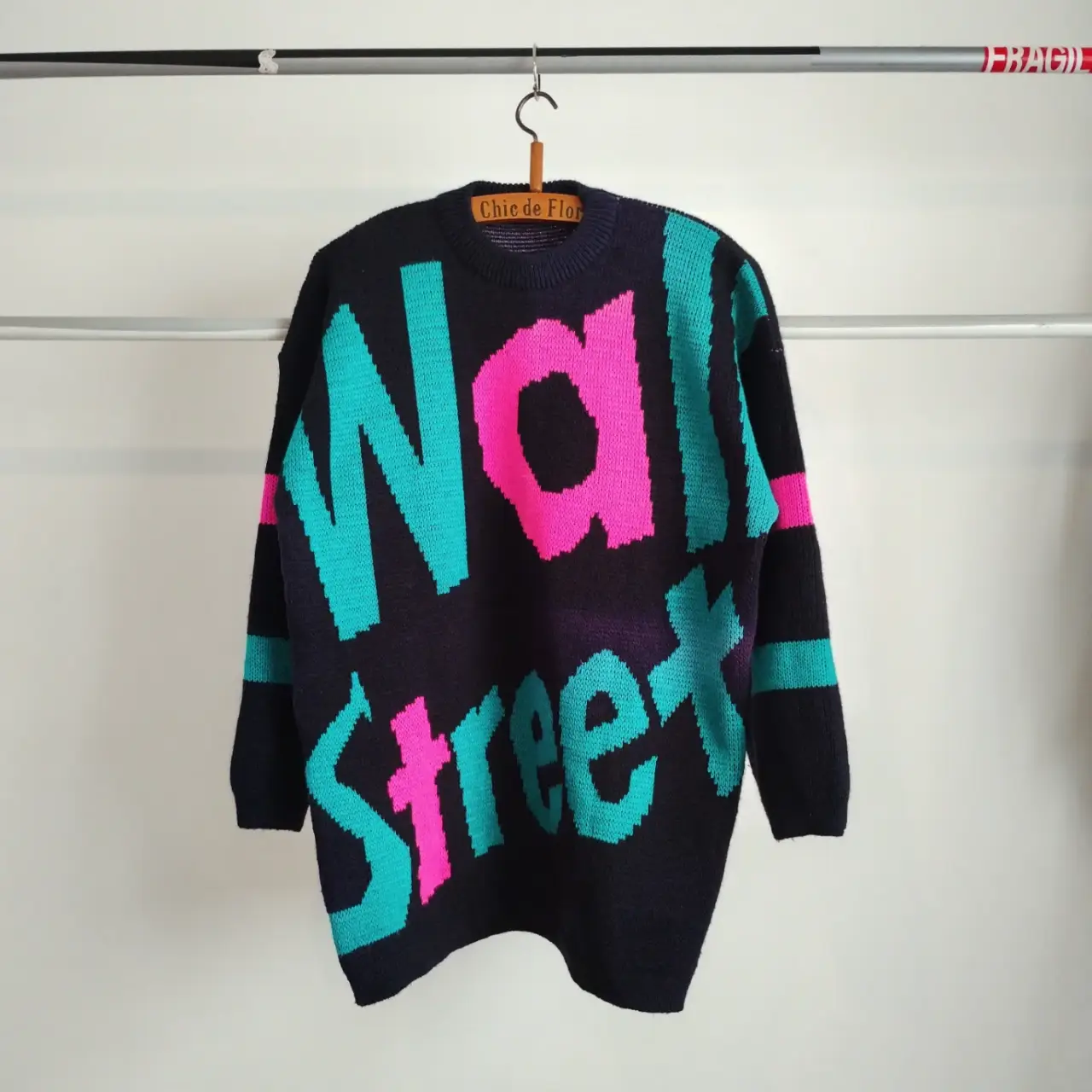 Sweater largo vintage con estampado "Wall Street" en colores turquesa y rosa. Ideal para un look retro y llamativo.