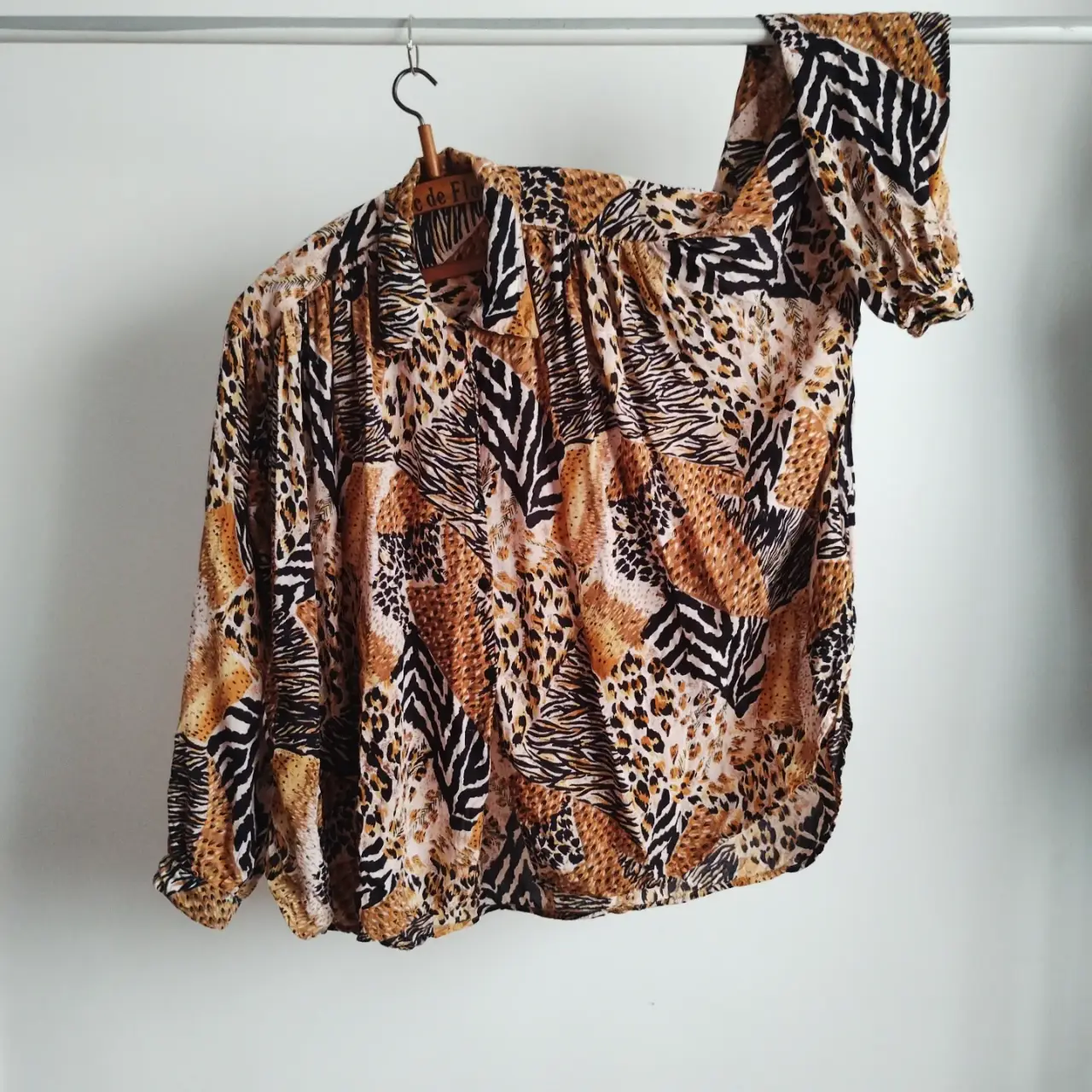 Camisa estampada con diseño animal print, confeccionada en viscosa. Ideal para un look vintage y con estilo. va de un S a un xl