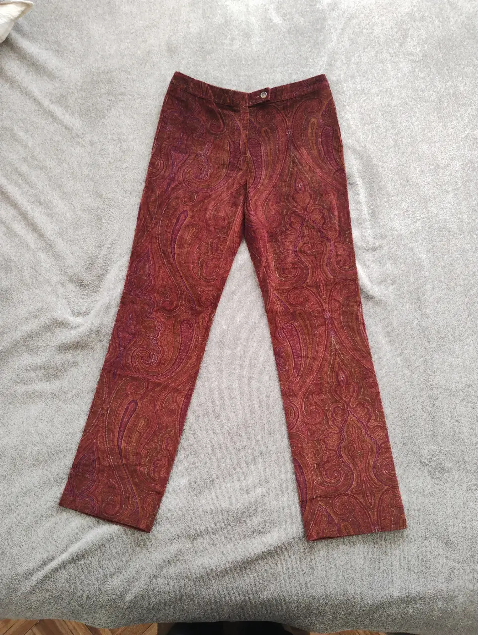 Pantalón de vestir de mujer, con estampado paisley en tonos borgoña y marrón. tiro medio y corte recto. Ideal para un look vintage y elegante. tela aterciopelada. comodo
