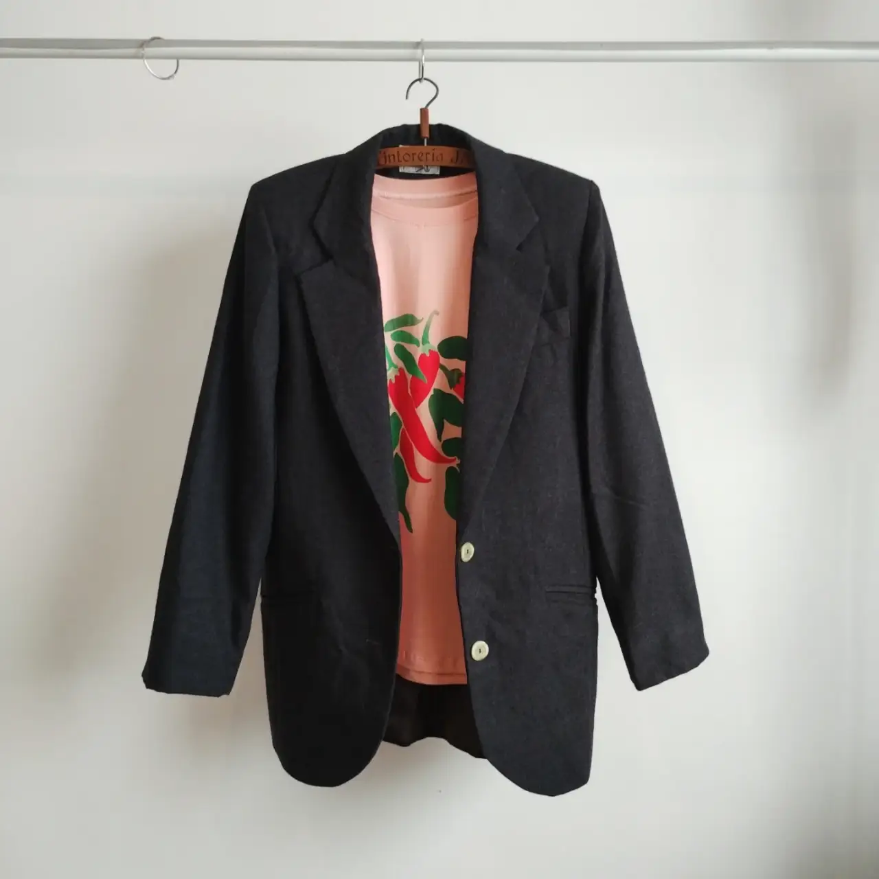 Blazer de lana gris oscuro, con dos botones y solapas clásicas. Ideal para un look elegante y versátil. Vintage.
