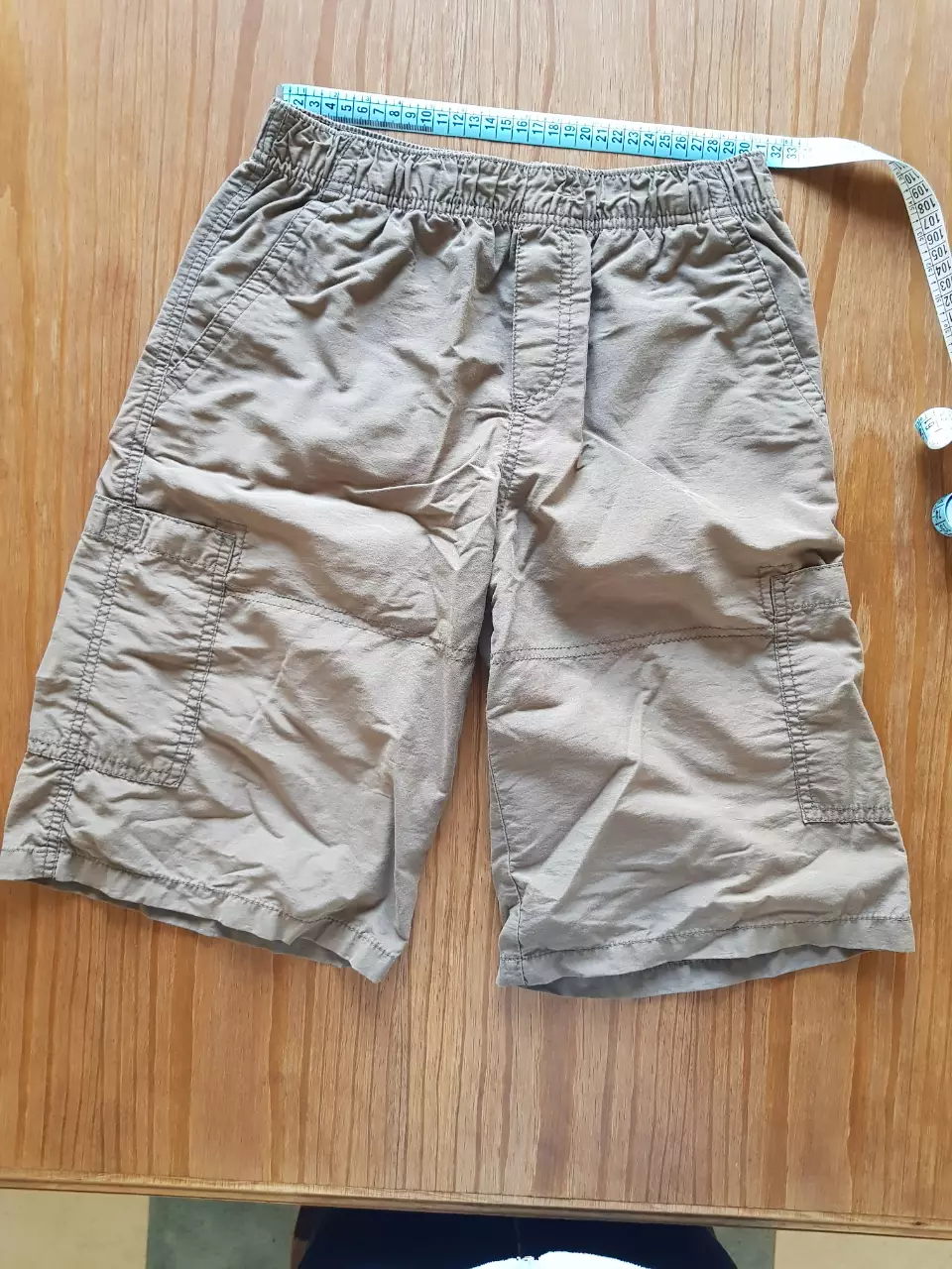 Short de niño color verde musgo, con bolsillos cargo y cintura elastizada. Talle L 12/14, ideal para un look casual y cómodo. Secado rápido 