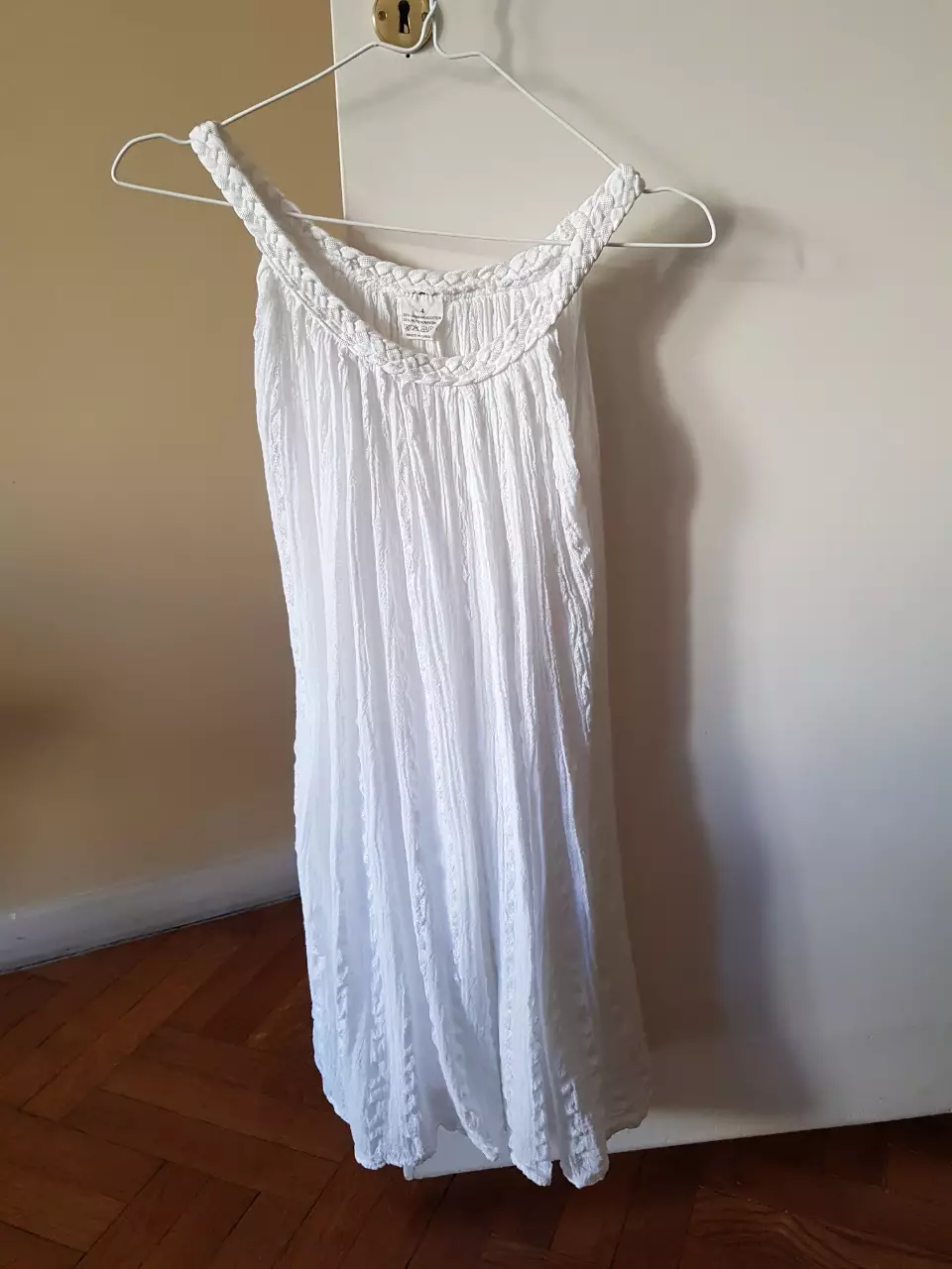 Vestido largo blanco con detalles artesanales en la parte superior, ideal para un look fresco y bohemio. Confeccionado en algodón, perfecto para el verano.