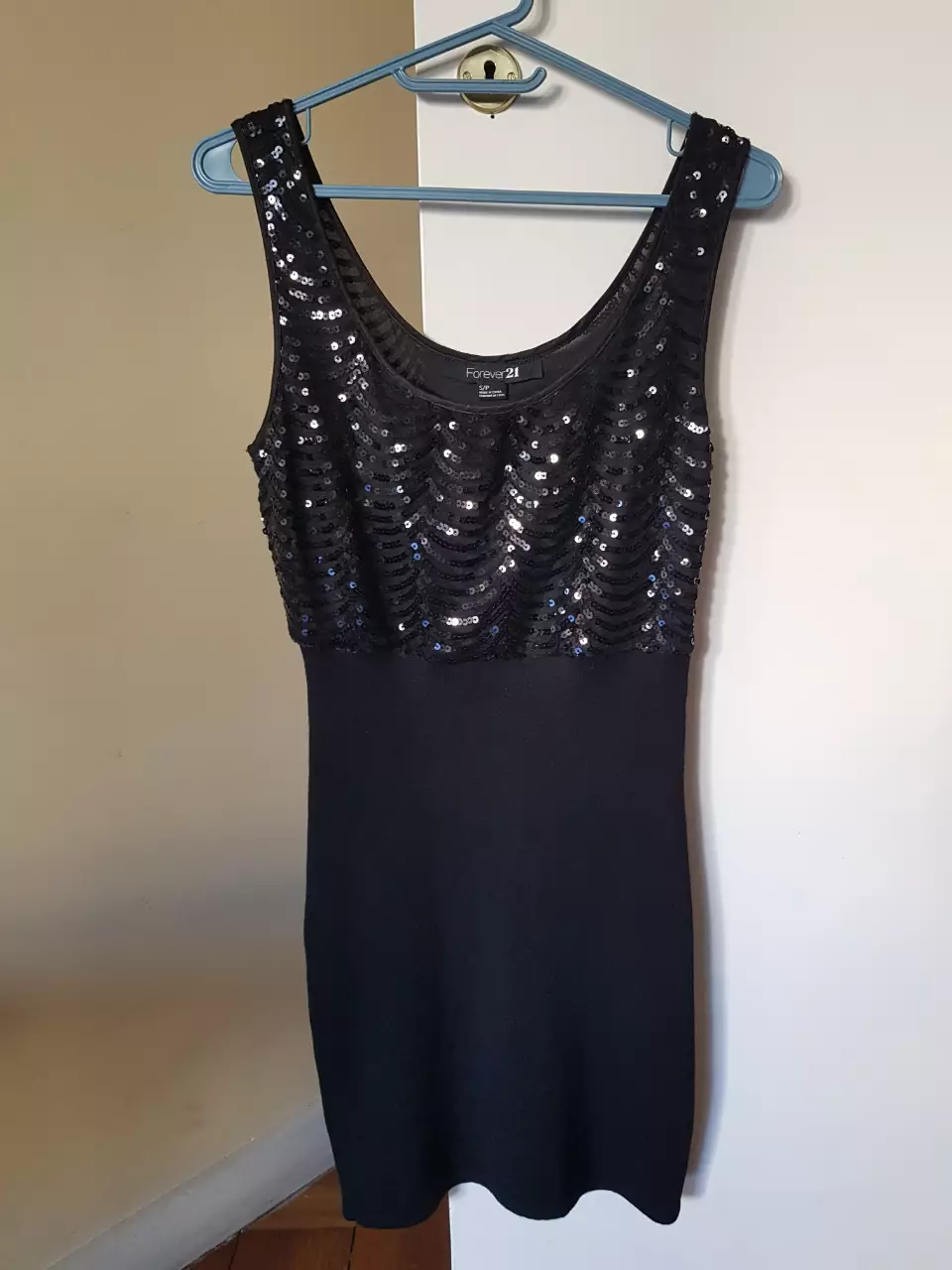 Vestido negro de fiesta Forever 21 con lentejuelas en la parte superior y corte ajustado. Ideal para eventos y salidas.