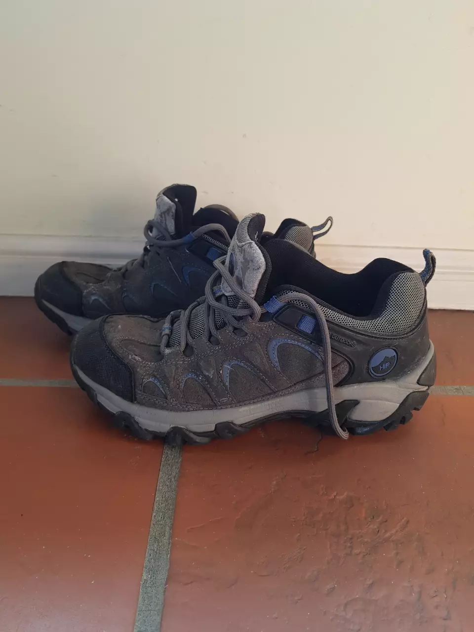 Borcegos Hush Puppies Adam para hombre, color gris y negro, ideales para actividades al aire libre. Talle 8.5 US/42 Arg