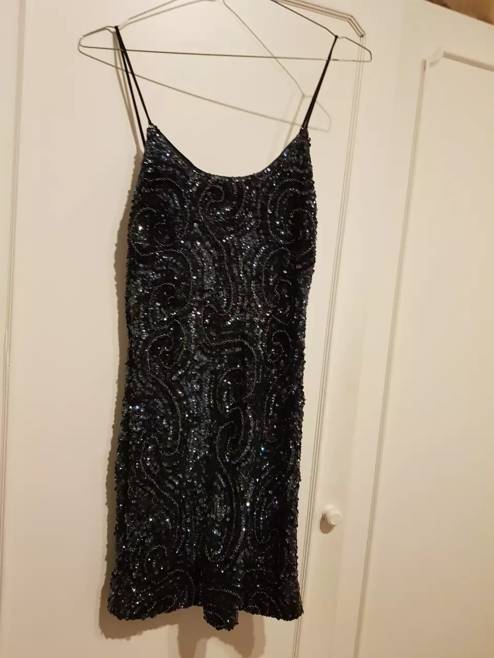Vestido mini de fiesta negro con lentejuelas y tirantes finos. Marca Anonimato Buenos Aires.