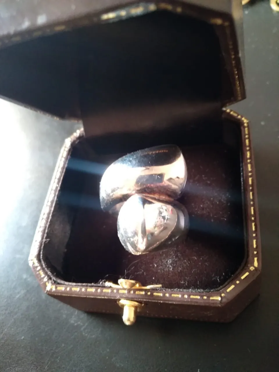 Anillo de plata 925, diseño moderno y audaz, liviano!! con dos formas curvas entrelazadas. Ideal para darle un toque único a tu look. Se entrega en su caja original. Es N17 o N18 creo. Nuevo!