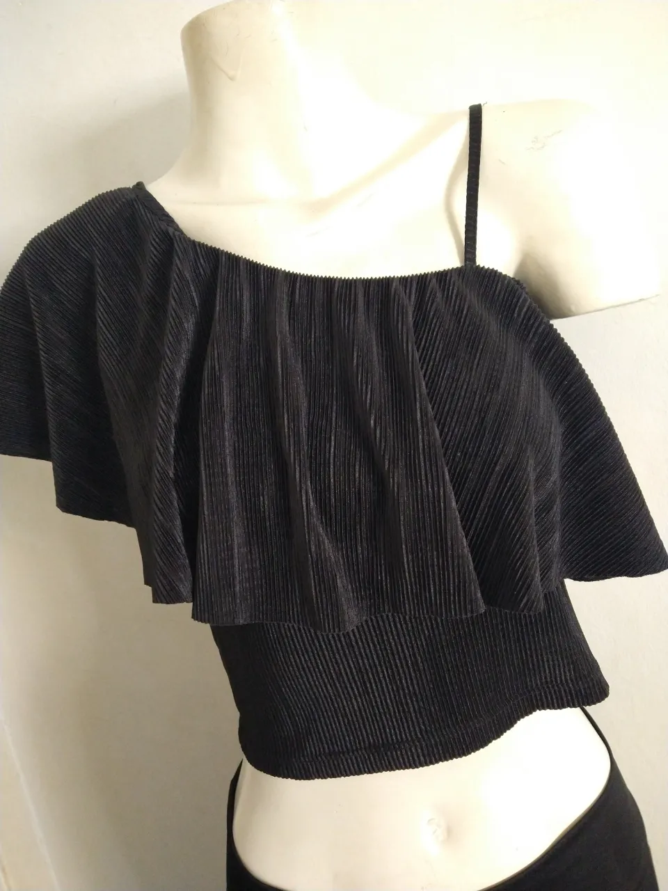 Top marca Como quieres, negro con un solo hombro y volado. Diseño moderno y canchero, ideal para cualquier salida.