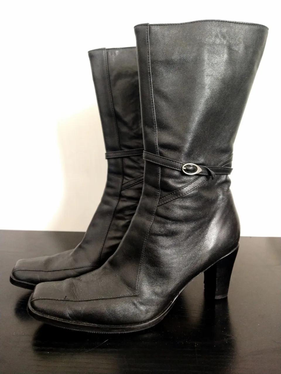 Botas de cuero negras, caña media, con taco y detalle de hebilla. Cierre lateral para facilitar el calce. Forradas en cuero. Media suela de goma. Ideales para complementar looks de otoño e invierno. Importadas de Uruguay. Comodisimas!