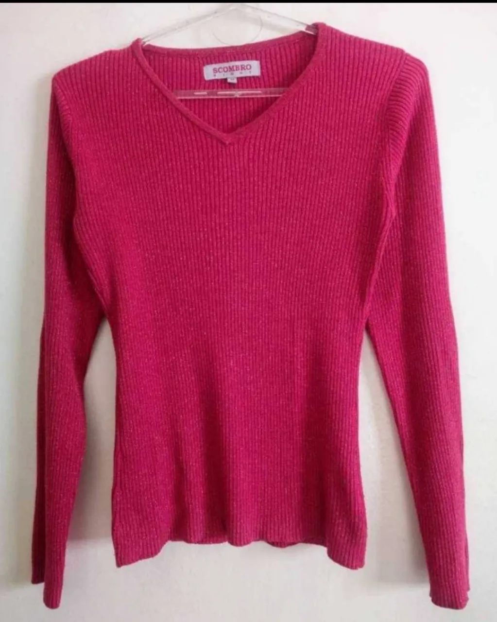 Sweater Scombro tejido de manga larga con cuello en V y detalles brillantes del mismo color q la prenda. Ideal para un look canchero y cómodo. Diviiino!