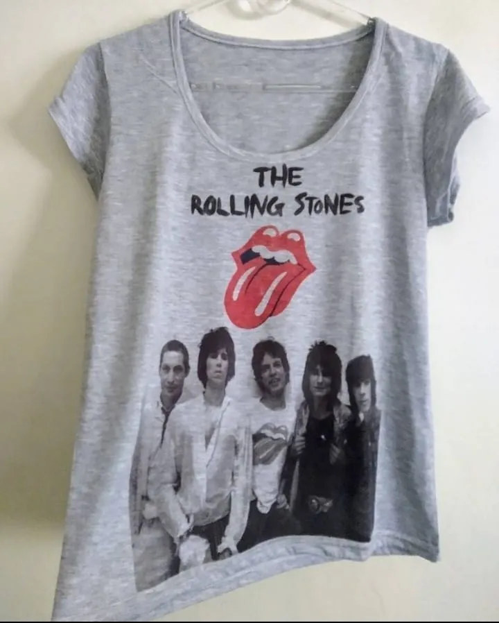 Remera gris de The Rolling Stones con estampa de la banda y el icónico logo de la boca. Ideal para fans del rock y para un look casual y canchero.