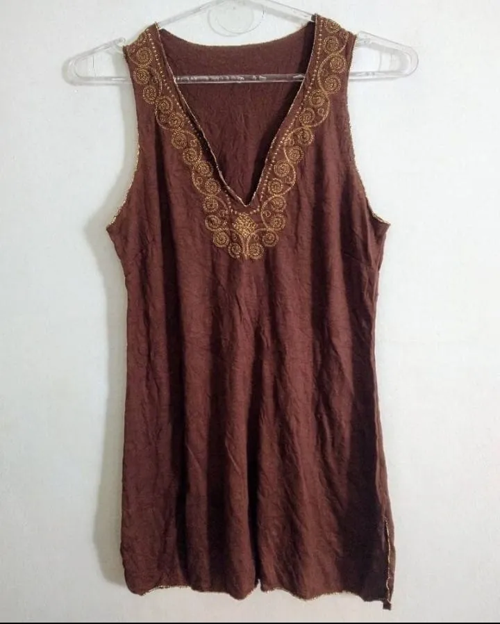 Musculosa marrón con bordados dorados en el cuello y detalles en los laterales. Ideal para un look boho o casual.