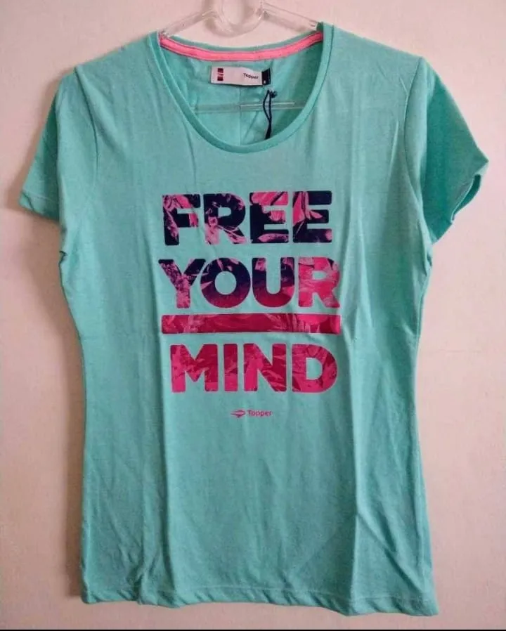 Remera TOPPER, manga corta color agua Medina o turquesa verdoso, con estampa "FREE YOUR MIND" en frente. Ideal para un look casual y relajado. Nueva con etiqueta y bolsa.