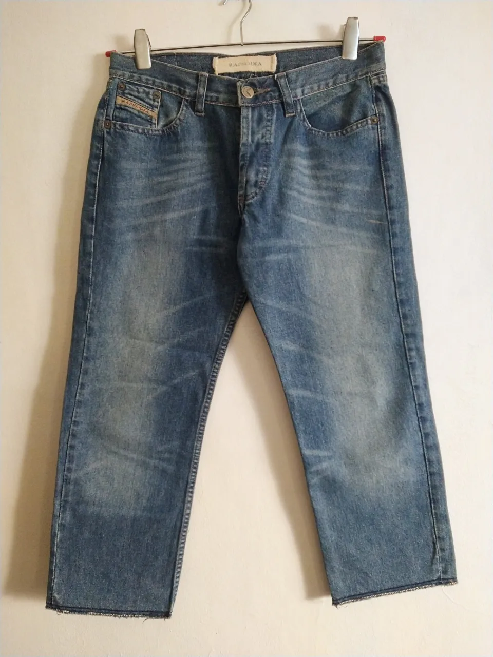 Jeans Rapsodia tiro alto, corte recto y desflecado en el ruedo. Lavado clásico con detalles de desgaste sutiles. Un básico versátil para tu día a día.