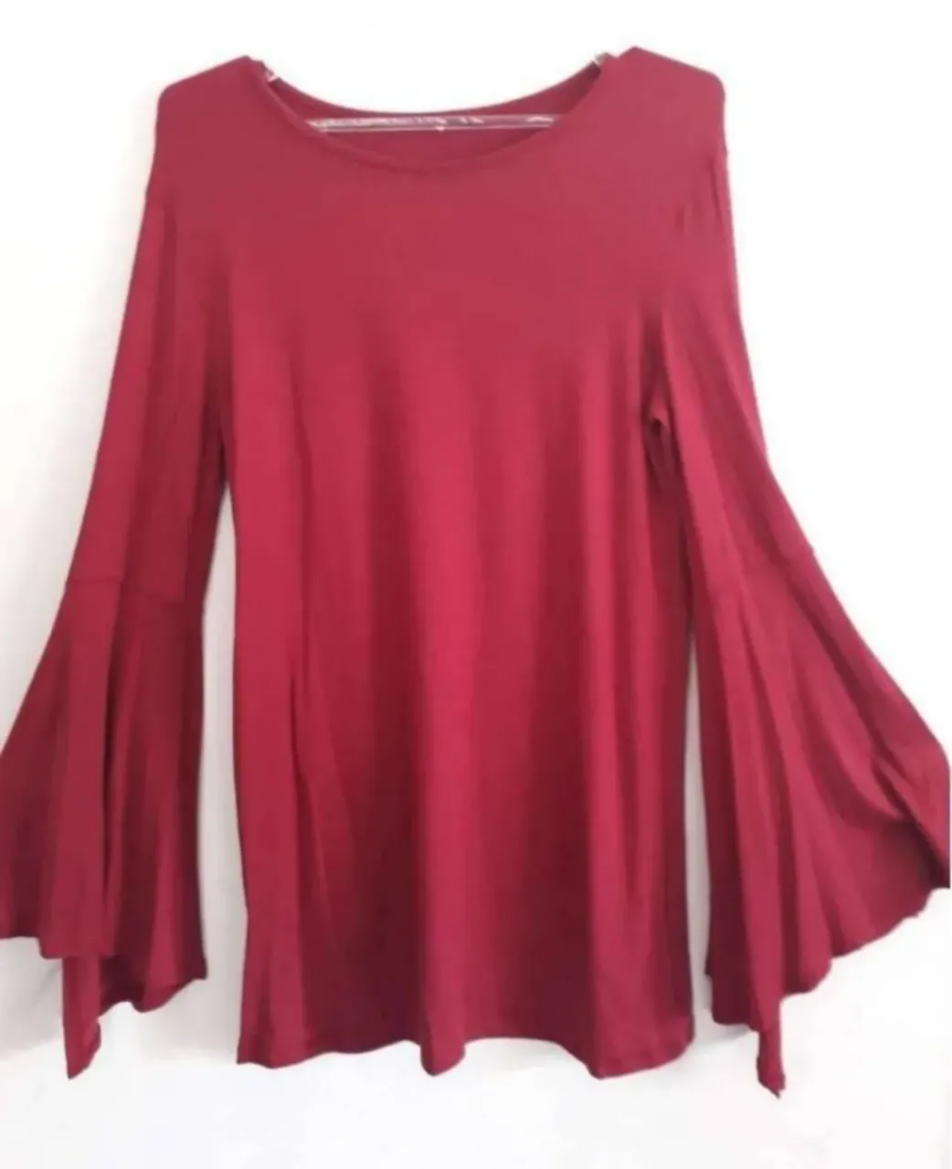 Remera nueva, sin uso, de manga larga en color ciruela con un diseño de mangas chinas/súper acampanadas que le da un toque bohemio y moderno. Perfecta para un look casual pero con estilo. Es talle único, sin uso, discontinuo de local! la última!!