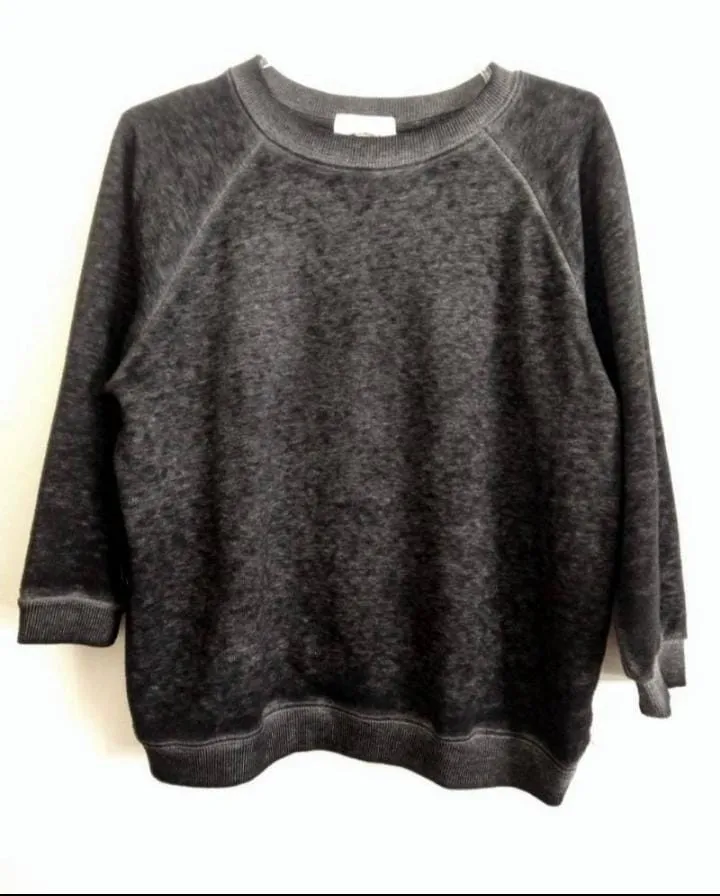 Buzo Forever21 gris oscuro con efecto desgastado y mangas 3/4. Ideal para un look casual y cómodo. Es suelto y amplio el modelo, puede ir para un M también. Toda la ondaaa!!