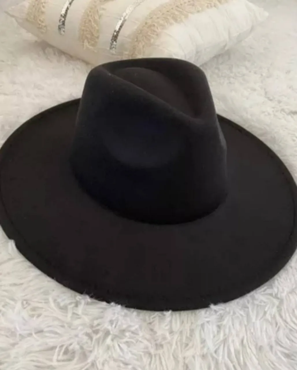 Sombrero H&M negro de ala ancha, con cinta de tela y detalle metálico. Ideal para complementar looks con estilo. Tipo paño pero es 100% lana, lo cual le da un textura más suave y de mejor calidad. Ala larga de 9cm. nunca lo usé, tengo otro muy parecido de la misma marca. es di-vi-noooo y queda muy top!! la etiqueta dice large/58cm que la circunferencia. Usado, en otras apps, está u$130 sin contar el envío.