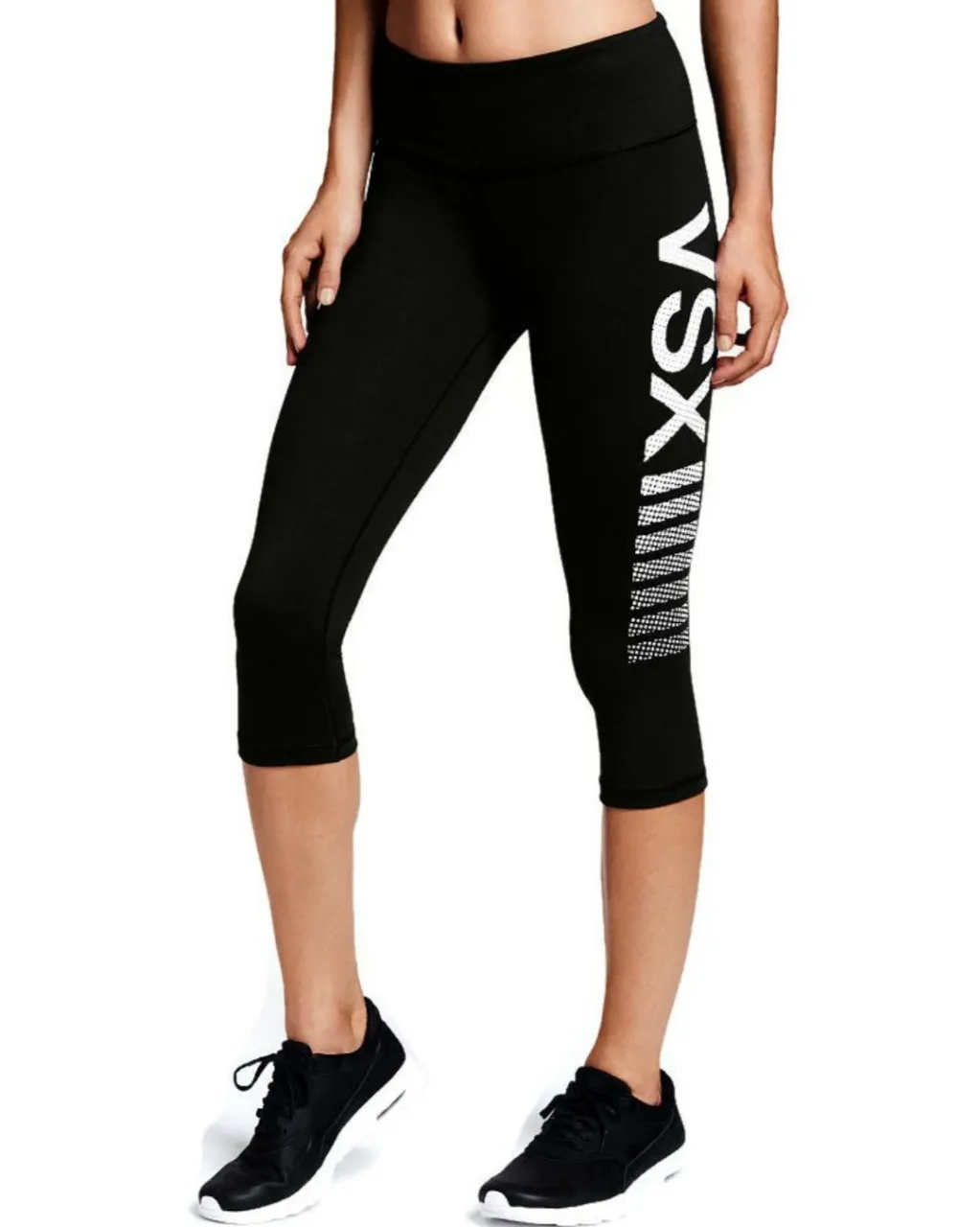 Calza deportiva Victoria's Secret sport, importada, capri negra con logo VSX blanco en el lateral. Ideal para entrenar o para un look casual y cómodo. Posee un mini bolsillo interno atrás. Impecable, Igual a nueva. Excelentísima calidad!