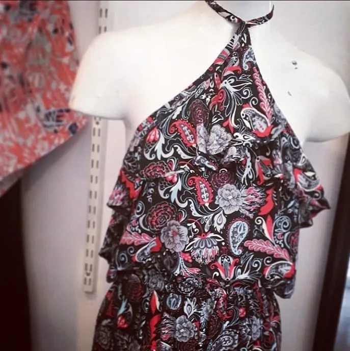 Mono corto estampado floral con volados y cuello halter. Ideal para un look fresco y canchero en días de calor, súper para la playa. Nuevo, sin uso! Discontinuo de local. Queda precioso!