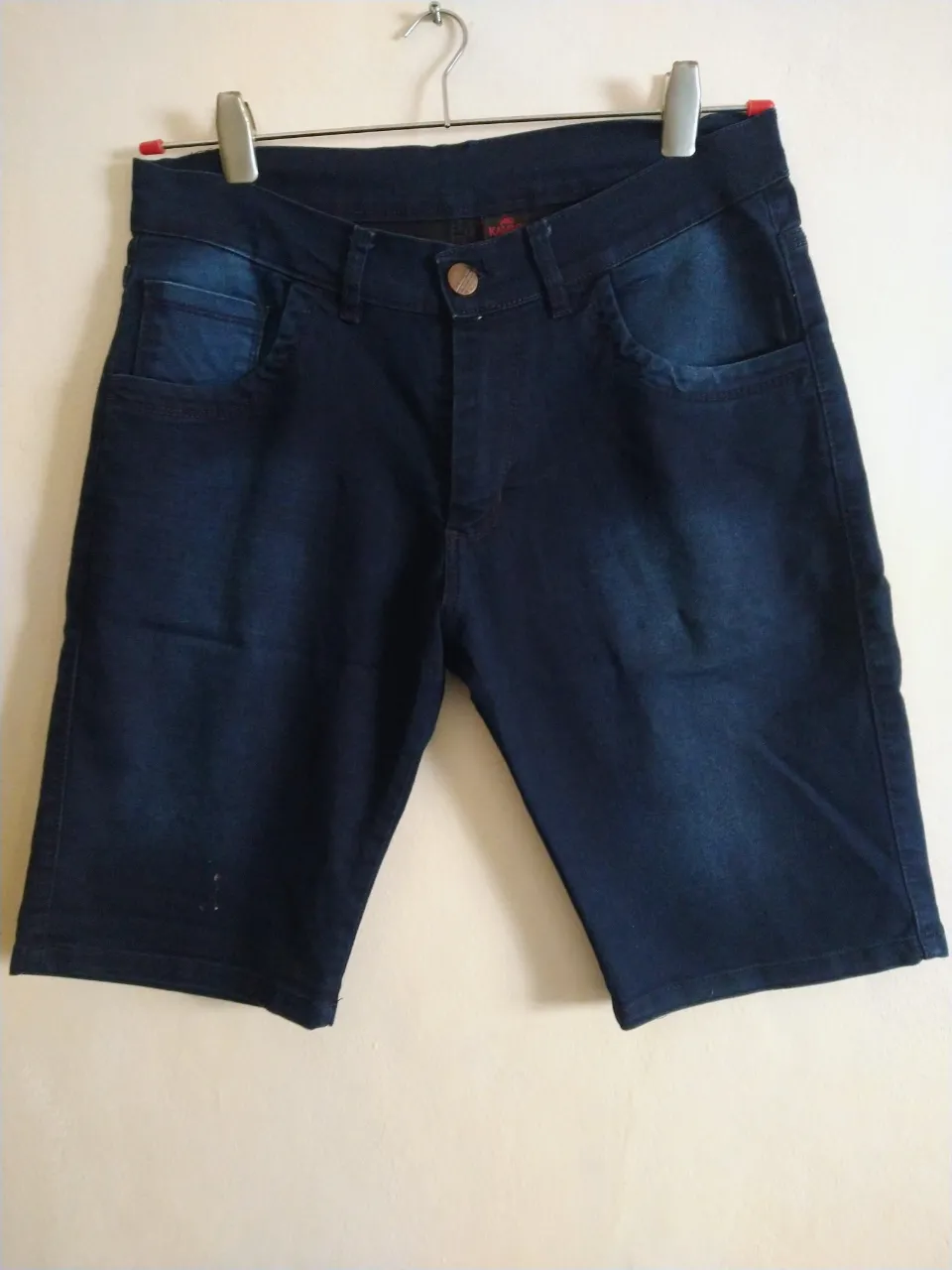 Shorts de jean azul oscuro, con un lavado moderno y detalles desgastados. Talle 44, elastizada. Perfectos para un look casual y canchero y liviana para estar fresco en días calurosos! impecable 
