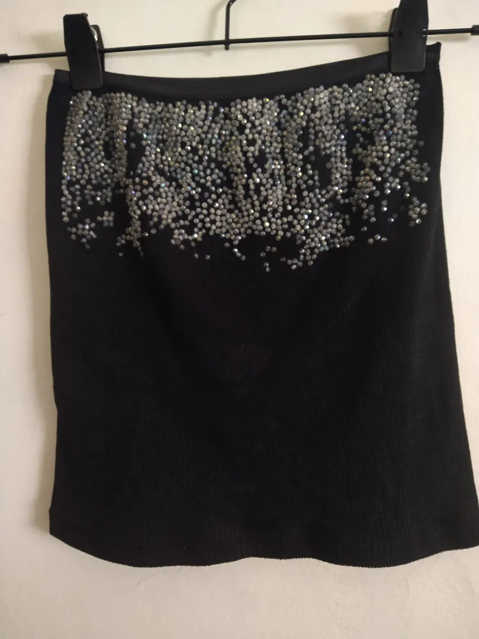 Top negro con detalles de apliques plateados en la parte superior (tiene todas no le falta ninguna!). Ideal para un look de noche o fiesta.