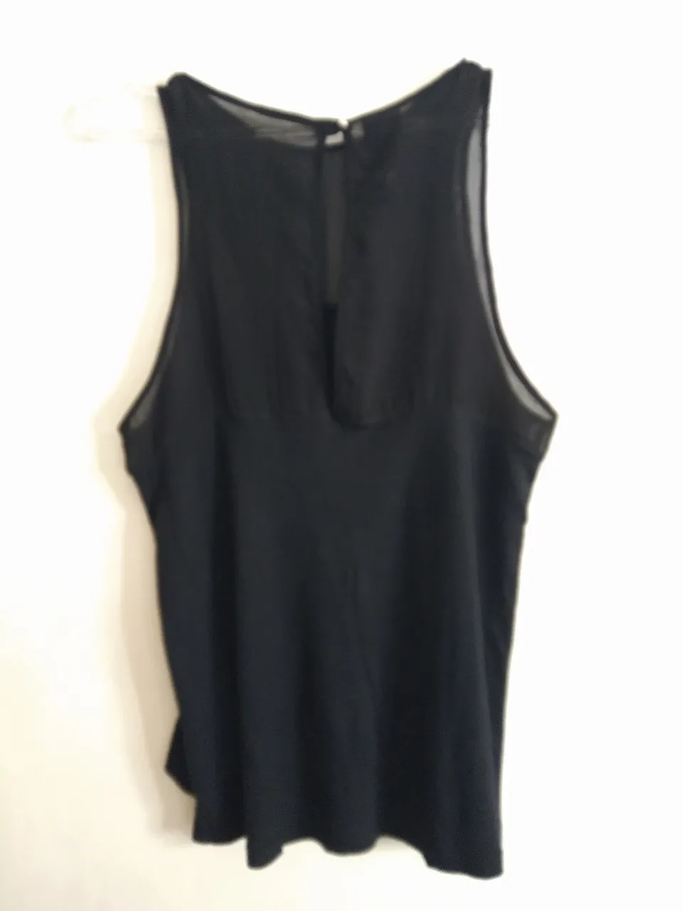 Musculosa Koxis negra con detalles de transparencia en frente y la espalda. etiqueta dice talle M pero puse L  porque es bastante grande. Consultar medidas ante la duda. Ideal para un look canchero y moderno.