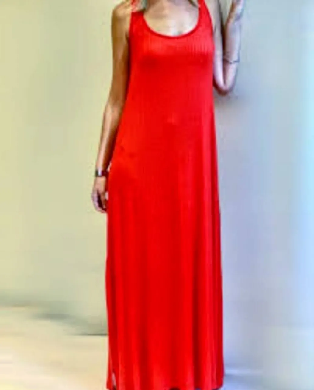 Vestido largo rojo, de morley tipo musculosa, con escote redondo. Ideal para un look casual y fresco.