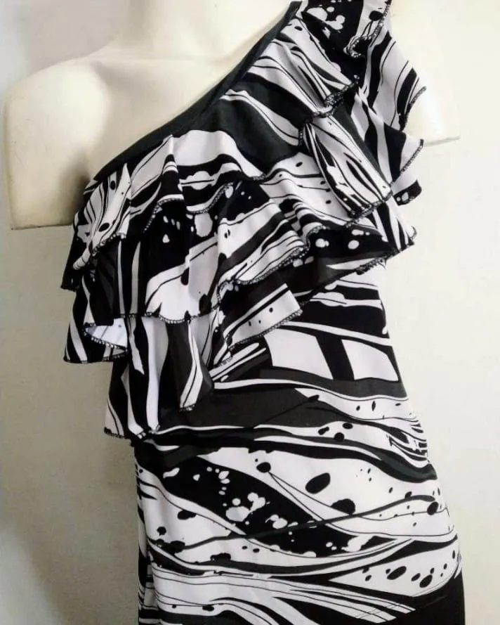 Remera asimétrica con estampado abstracto en blanco y negro. Posee volados en el hombro y escote. Ideal para un look canchero y moderno. Divinaaa!
