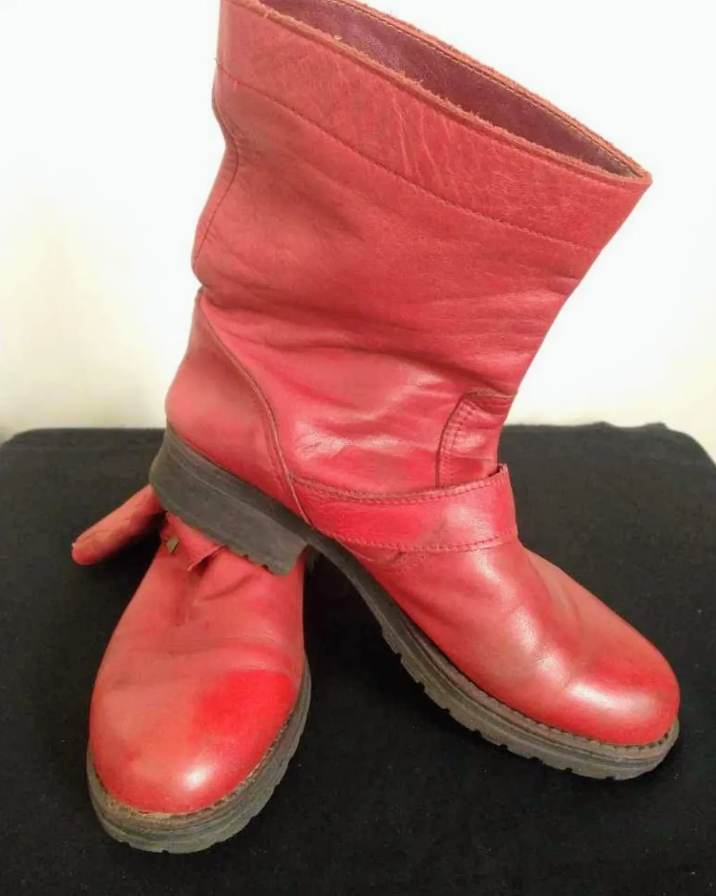 Botas de cuero rojas, estilo motero, con hebilla lateral y suela de goma. Ideales para un look canchero y rocker.
