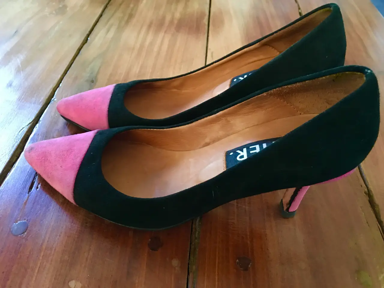 Elegantes zapatos de tacón alto con puntera rosa y detalle en el talón. Perfectos para una salida o evento especial. Marca Cher.