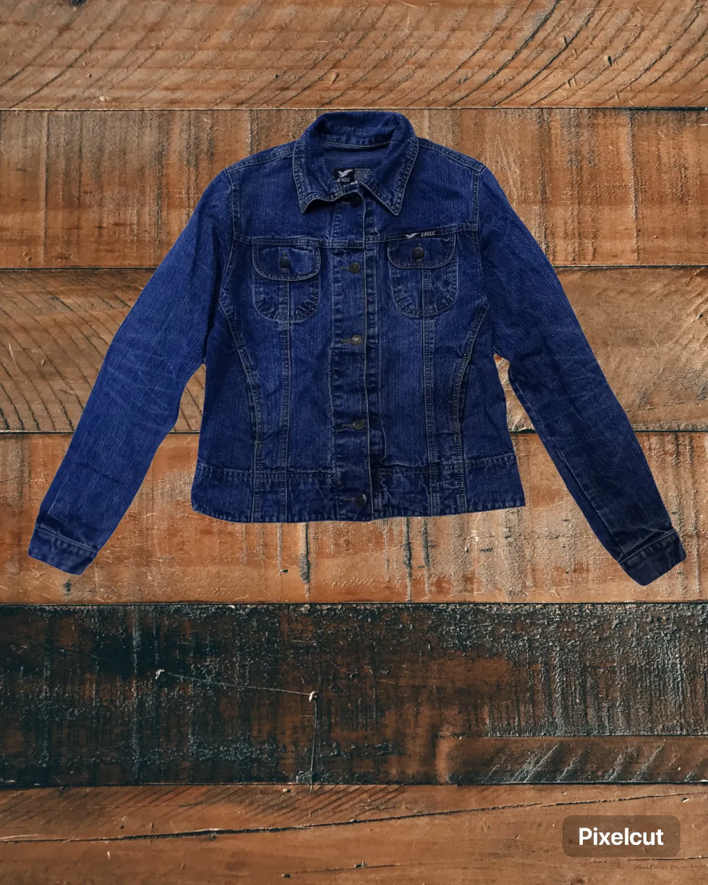 Campera de jean clásica, ideal para un look casual y canchero. Perfecta para usar en cualquier momento del día.

Medidas . . 𖥧 𖥧 𖧧 ˒˒. .
De axila a axila: 46cm
De largo: 57cm
Cadera: 49cm
Largo de manga: 62cm