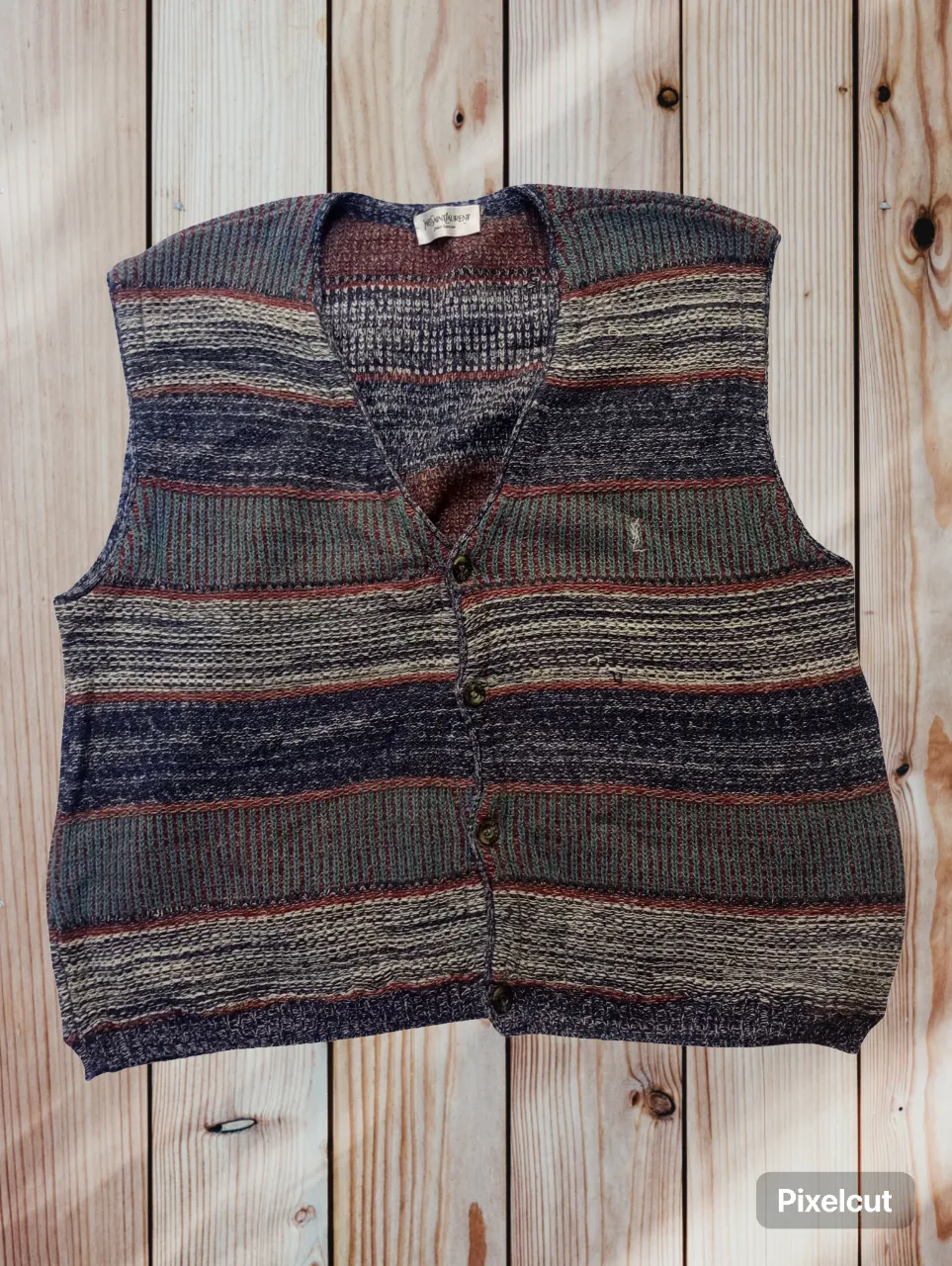 Chaleco de tejido a rayas, con botones al frente y escote en V. Ideal para un look casual y cómodo.