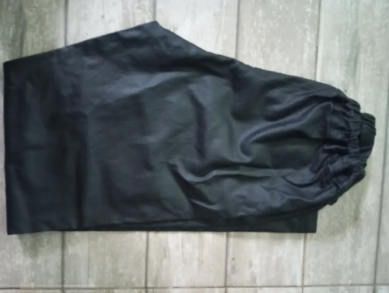 Pantalón negro con cintura elastizada y puño en la parte inferior. Talle 46 