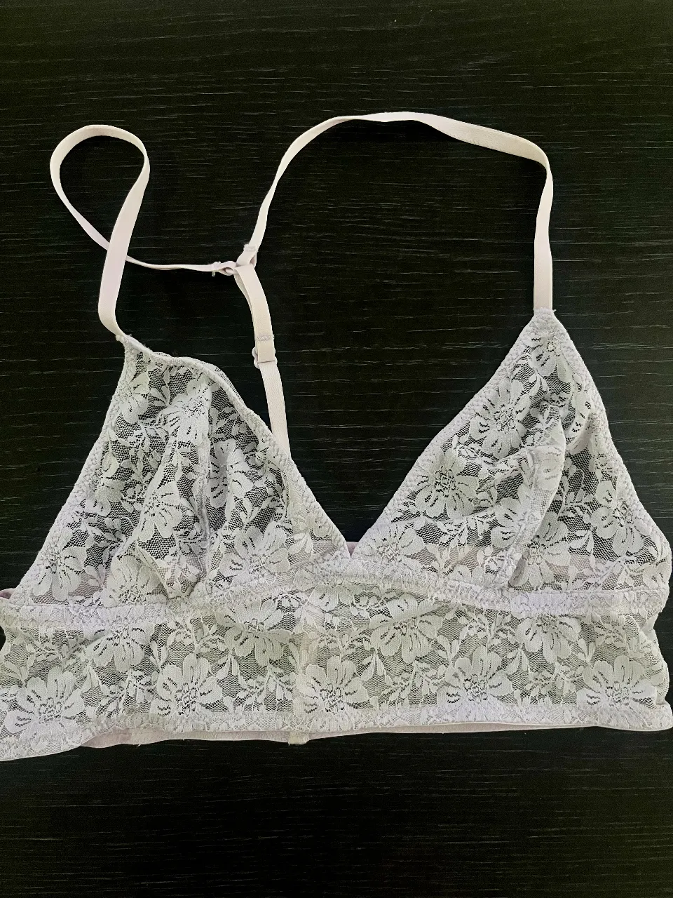 Corpiño triangular de encaje floral en color lila claro. Ideal para usar debajo de blusas o tops con transparencias, o para darle un toque romántico a tu look.