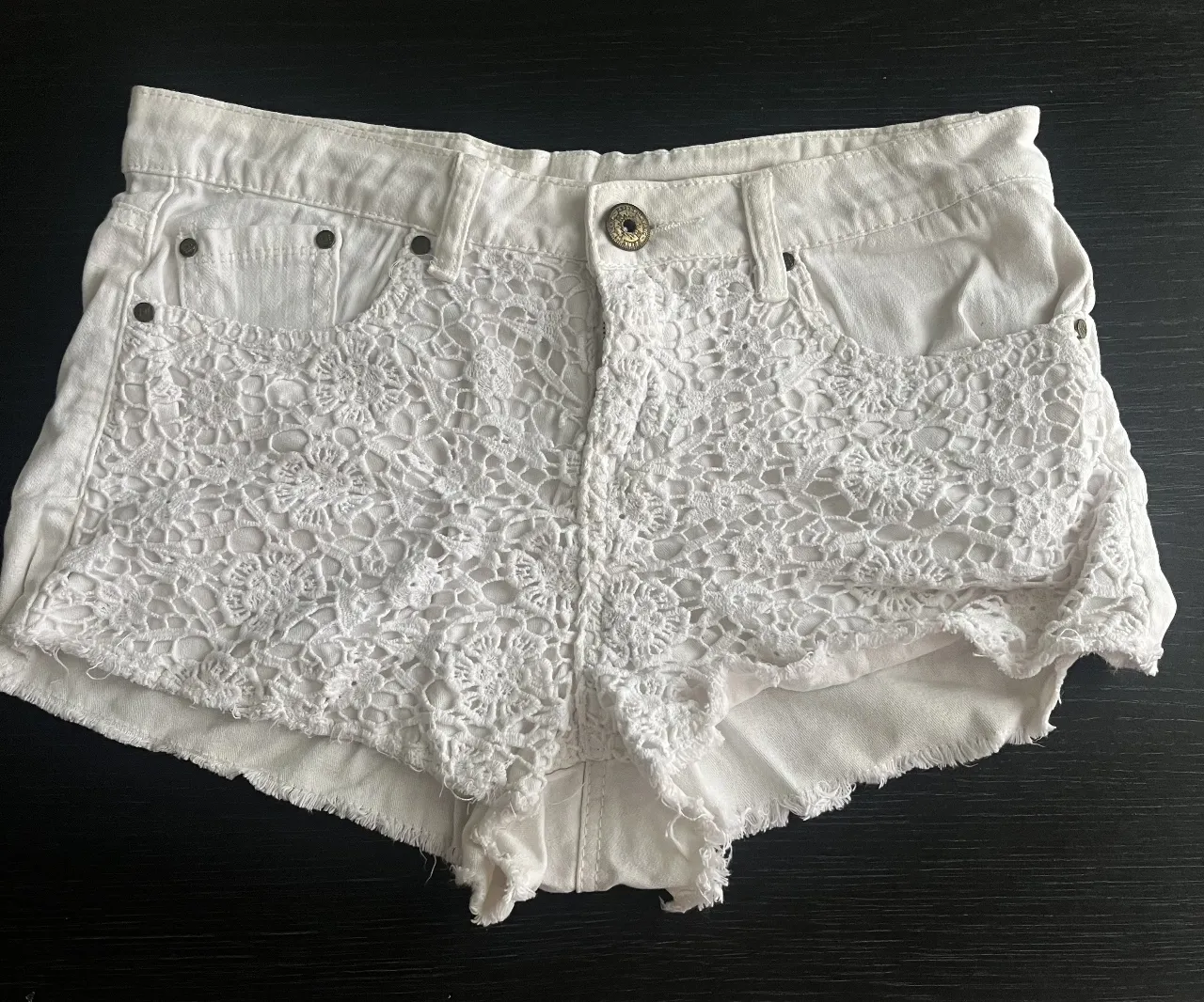 Short de jean blanco con detalles de encaje en la parte delantera. Ideal para un look casual y fresco.

La prenda esta arrugada por estar guardada, pero se entrega planchada 😊