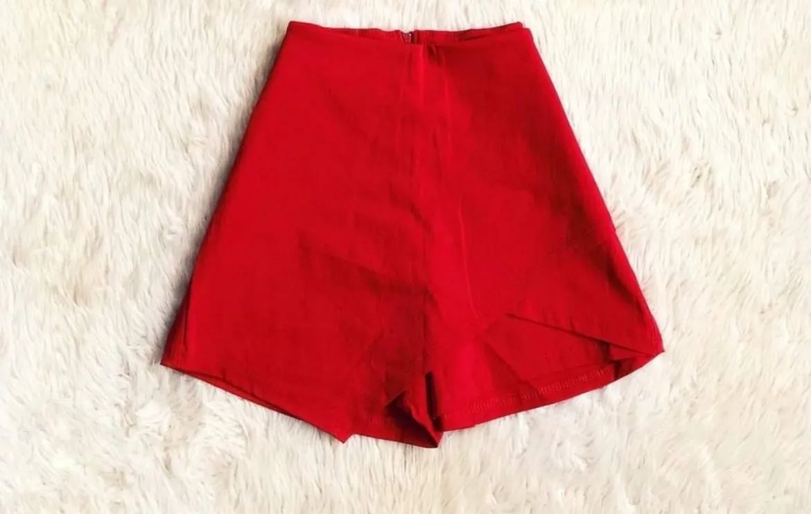 Short tiro alto de tela roja, ideal para un look moderno y audaz. Perfecto para combinar con tops y blusas.