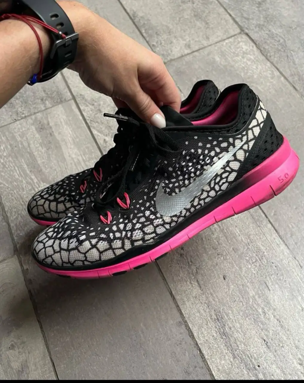 Zapatillas Nike Free 5.0 para mujer, negras con detalles en rosa y el logo plateado. Ideales para running y entrenamiento.talle 37