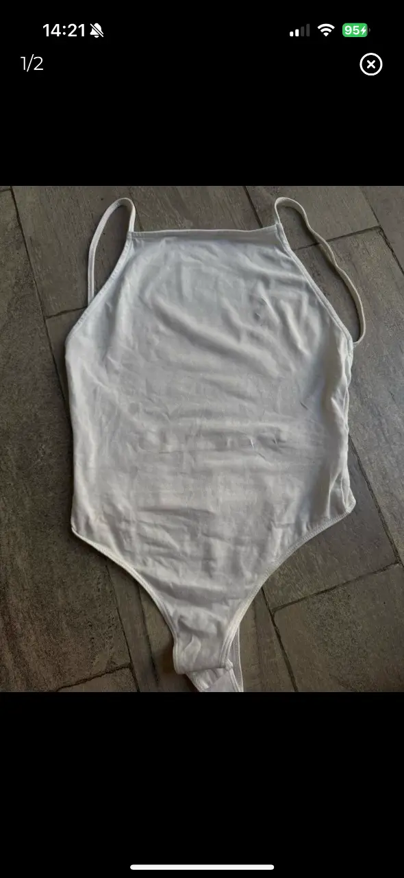 Body blanco con tiras finas y espalda descubierta. Ideal para combinar con jeans o faldas. finito. va para un talle S y 80/85 de busto.medidas:  cadera30, largo total 55, ancho busto 33. 