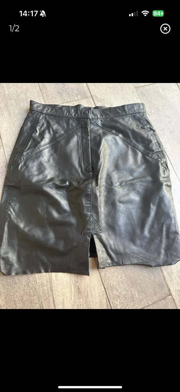 Minifalda de cuero legítimo  negro, con detalles de costura y abertura frontal. Ideal para un look rocker o casual. medidas: largo total 44, cintura 36, cadera 45