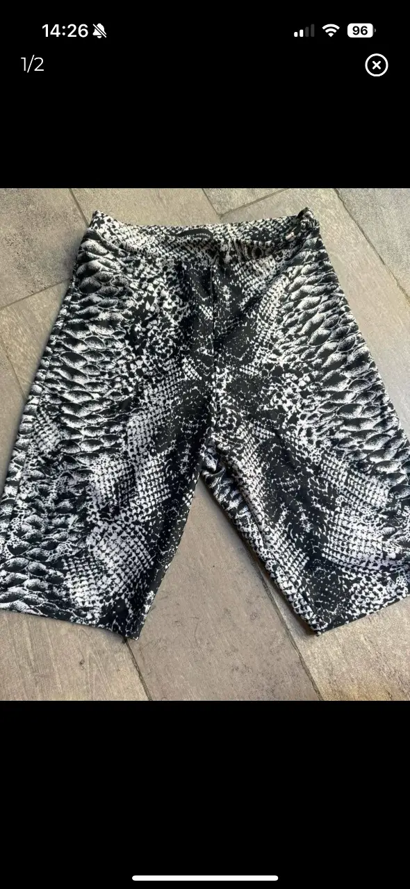 biker Anastasia Monaco con estampado de serpiente en blanco y negro. Talle 2, ideal para un look casual y moderno. medidas: largo 44, cintura 27, cadera 34