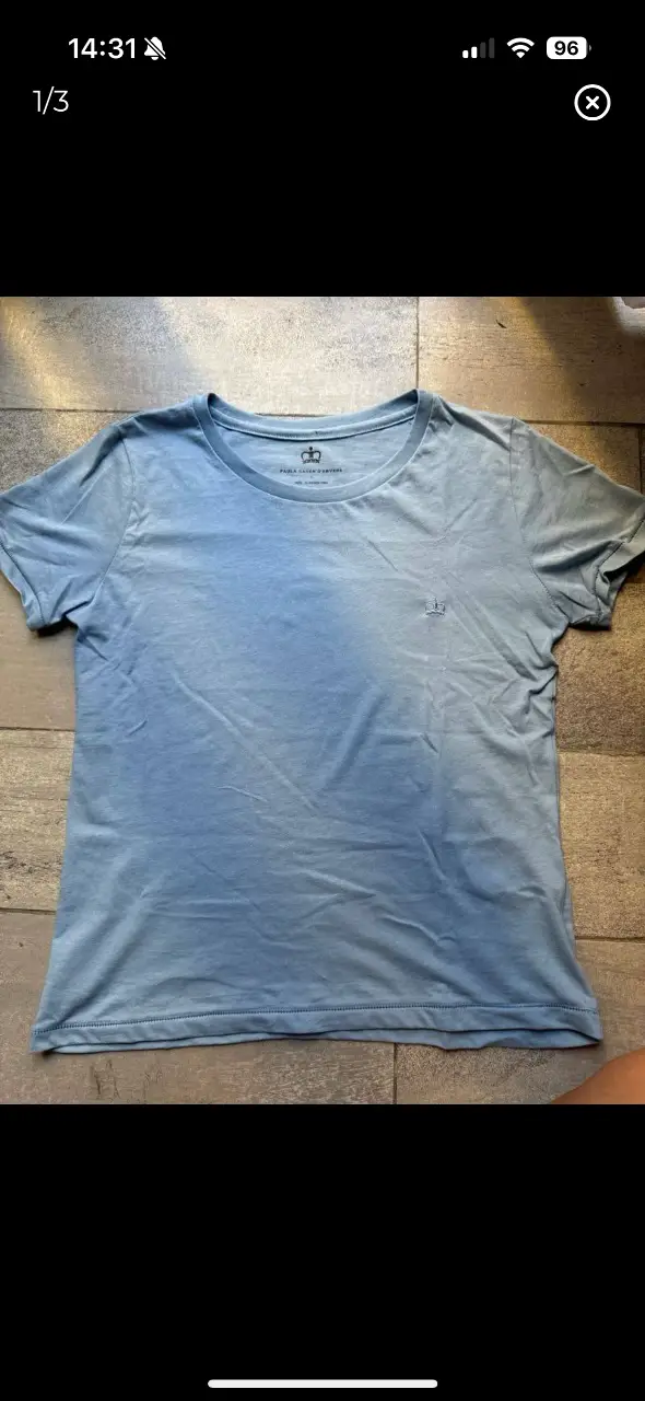 Remera celeste de manga corta, con logo bordado en el pecho. Ideal para un look casual y cómodo. largo 54, axila a axila 43. hombro a hombro 36, sisa 20. 
