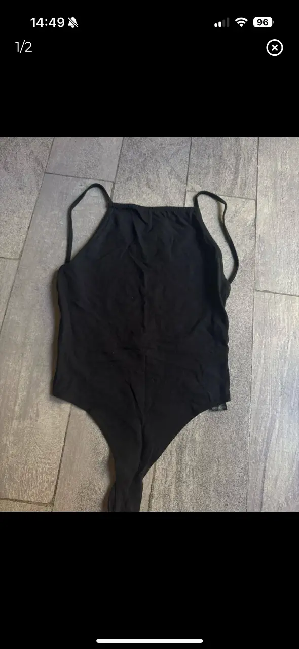 Body negro con tirantes finos y espalda descubierta. Ideal para combinar con jeans o faldas.las tiritas no son regulables. algodón finito. medidas: cintura 28, largo 55, ancho busto 35