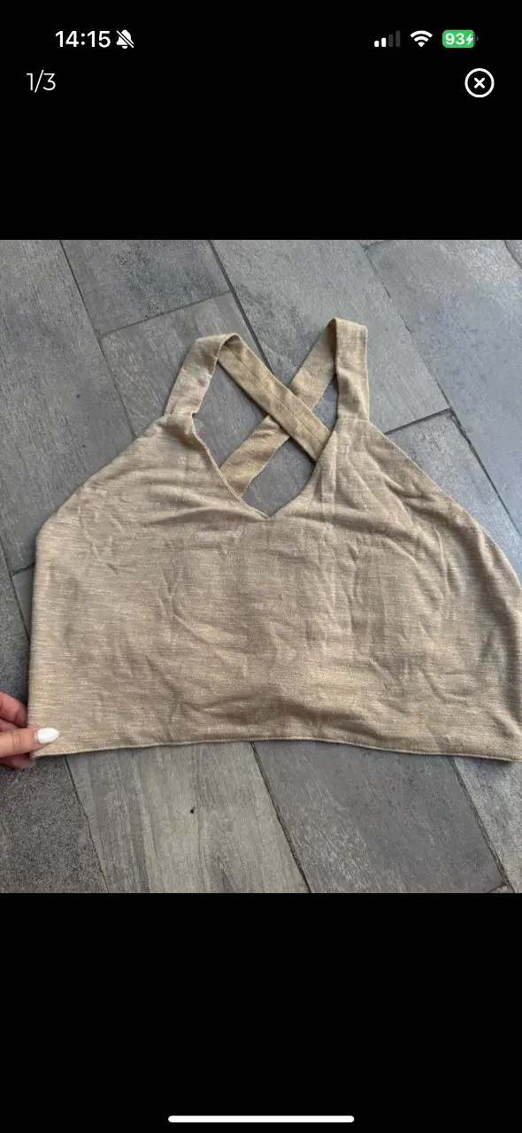 Top beige con diseño cruzado en la espalda. Ideal para un look moderno y versátil. Sofia Sarkany. largo total 31, ancho 43. precioso. va para un Talle S también 