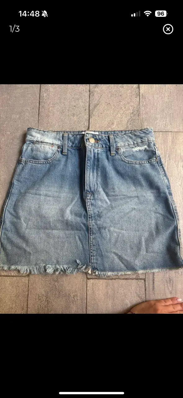Minifalda de jean azul claro con detalles deshilachados en el borde inferior. Ideal para un look casual y moderno. talle S va para un 25. como nueva 