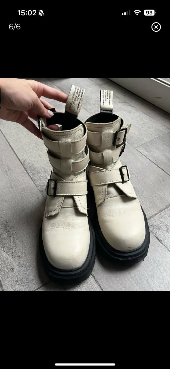 Botas de caña baja blancas con múltiples correas y hebillas negras. Suela gruesa negra.estado impecables! livianitos y súper frescos. dos usos 