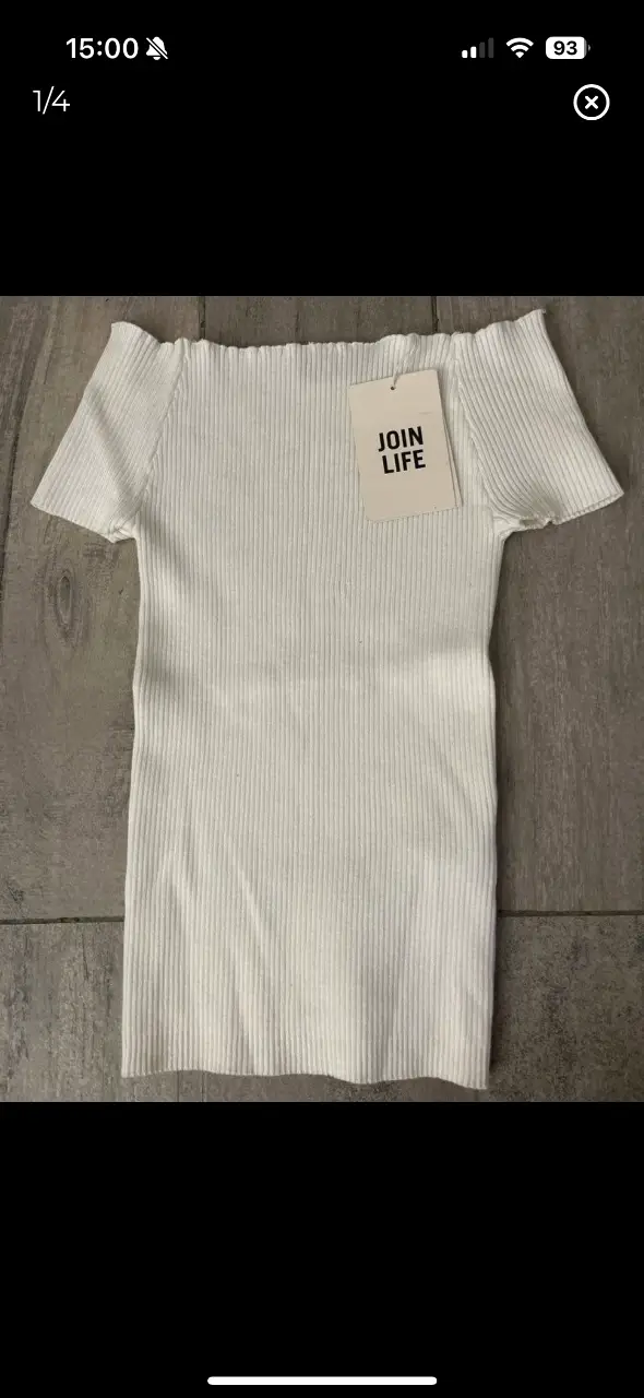 Remera blanca de manga corta con cuello bote y detalle acanalado. Marca Bershka, talle M. parece chica pero se estira mucho, la tela es gruesita. 