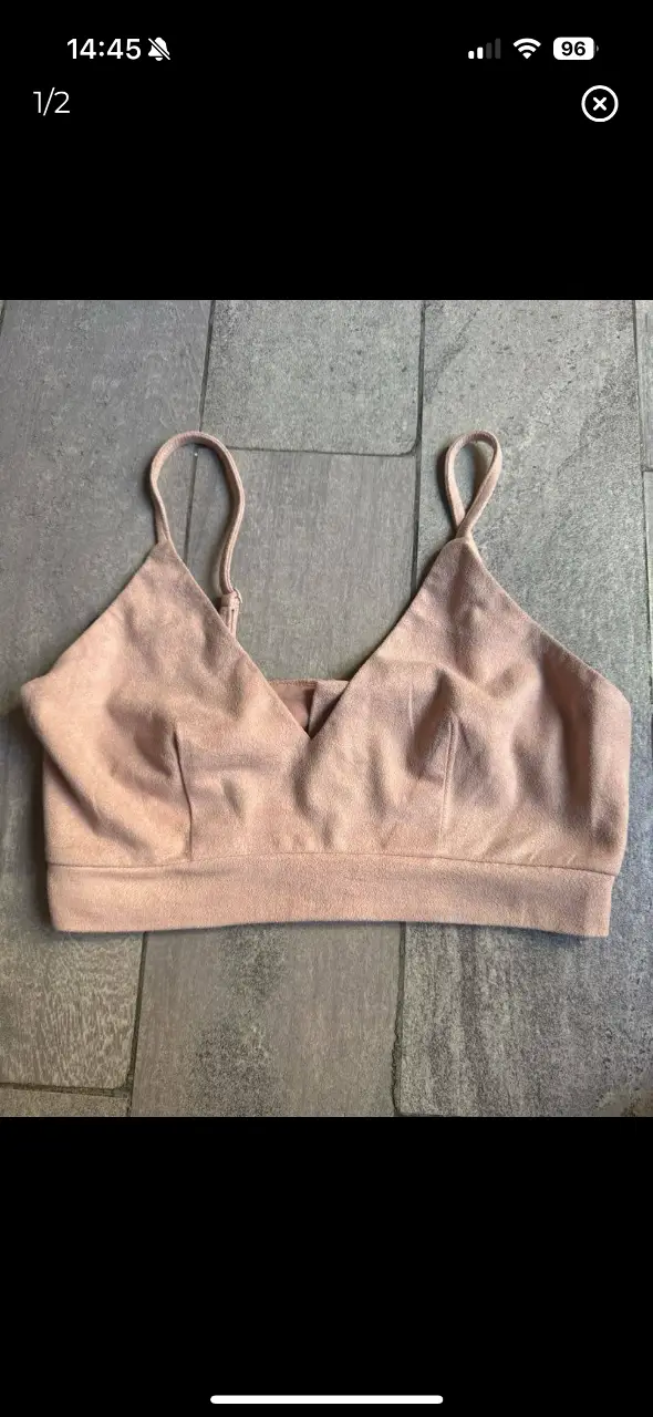 Top de mujer color rosa, con breteles finos y cierre en la espalda. Ideal para combinar con faldas o pantalones de tiro alto.