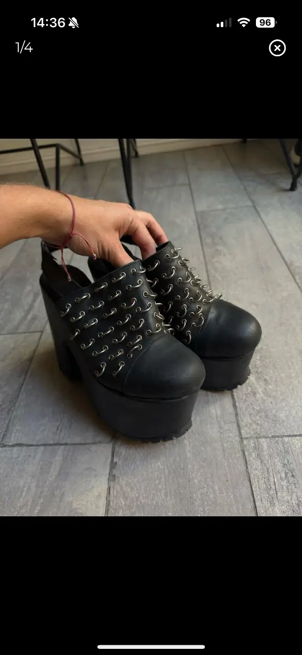 Zuecos plataforma negros con detalles de tachas. Ideales para un look rocker y audaz.