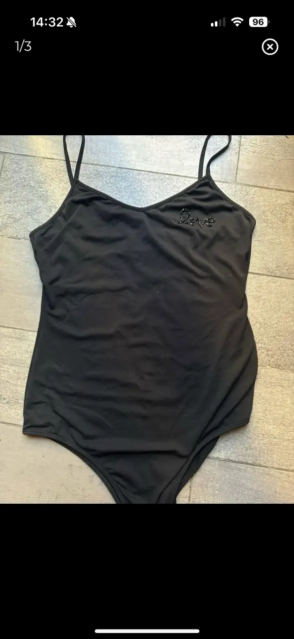 Body negro con tirantes finos y detalle de la marca bordado en el pecho. Ideal para un look elegante y versátil. Allo Martínez. largo 57, ancho busto 35, cadera 39. talle 44 (chico)